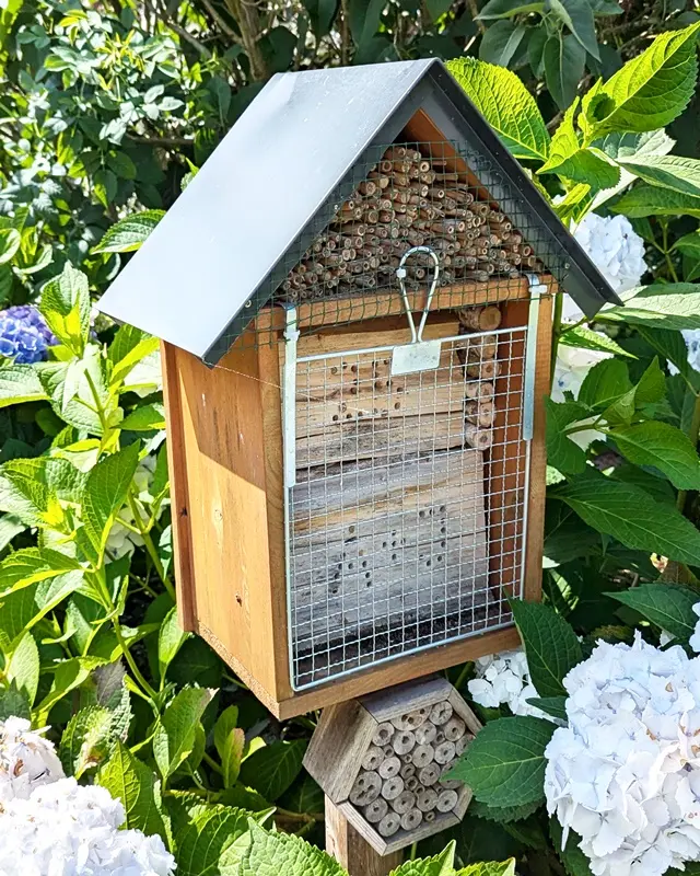 DIY Bienenhotel: Material, Bauanleitung & Standort - diy insektenhotel fuer wildbienen 14