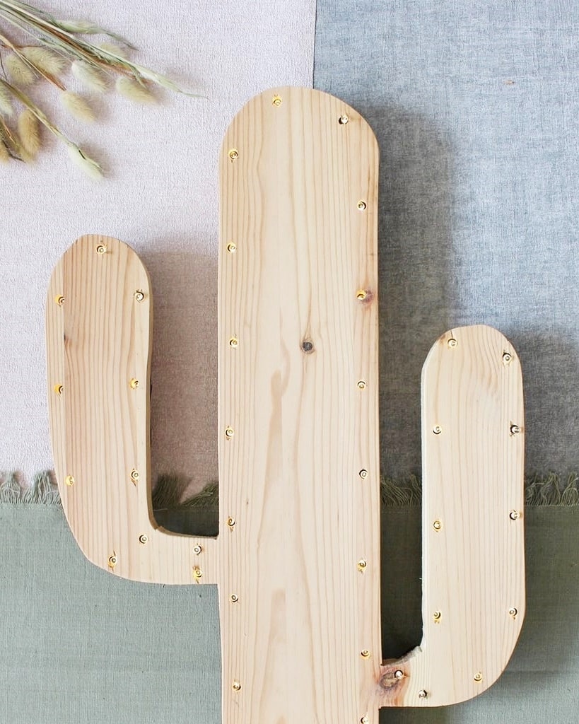 Kaktusparty feiern: Beleuchteten Kaktus aus Holz basteln | Tinkerhome - Einfache DIYs für Zuhause