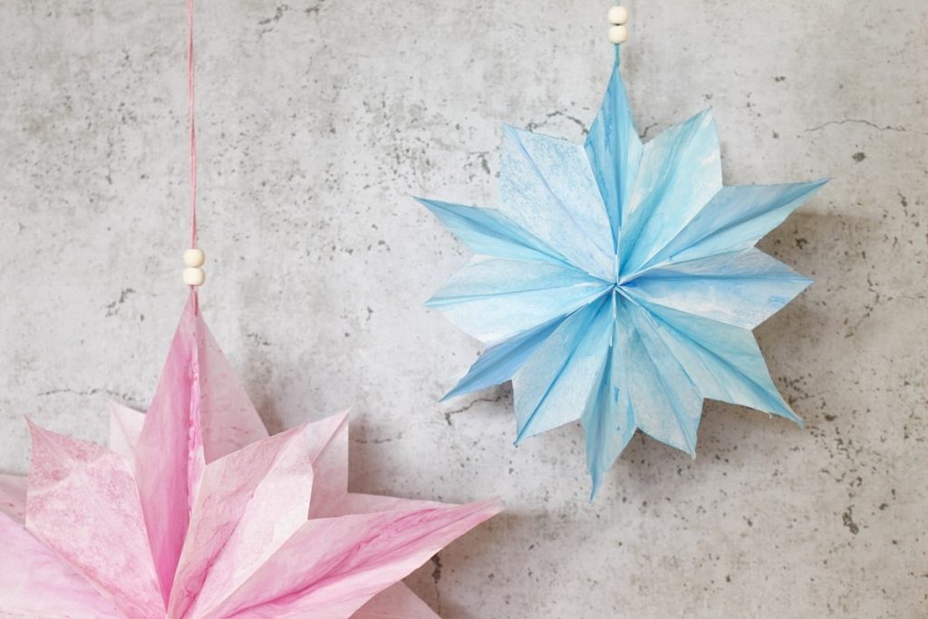 Dekoration für eine DIY Sommerparty: Mit Wasserfarben angemalte Blumen aus Butterbrottüten | Tinkerhome - Einfache DIYs für Zuhause