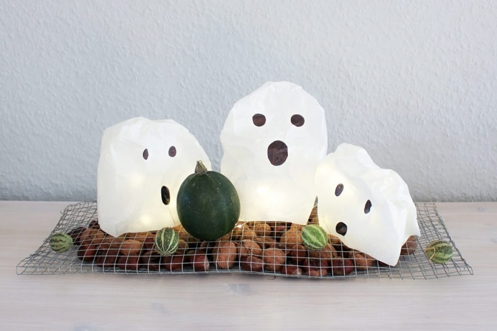 Halloweendeko basteln: leuchtende Geister aus Butterbrottüten | Tinkerhome - Einfache DIYs für Zuhause