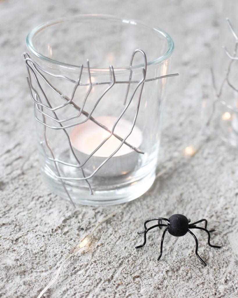 Halloweendeko basteln: Windlicht mit einem Spinnennetz aus Draht und einer kleinen Spinne | Tinkerhome - Einfache DIYs für Zuhause