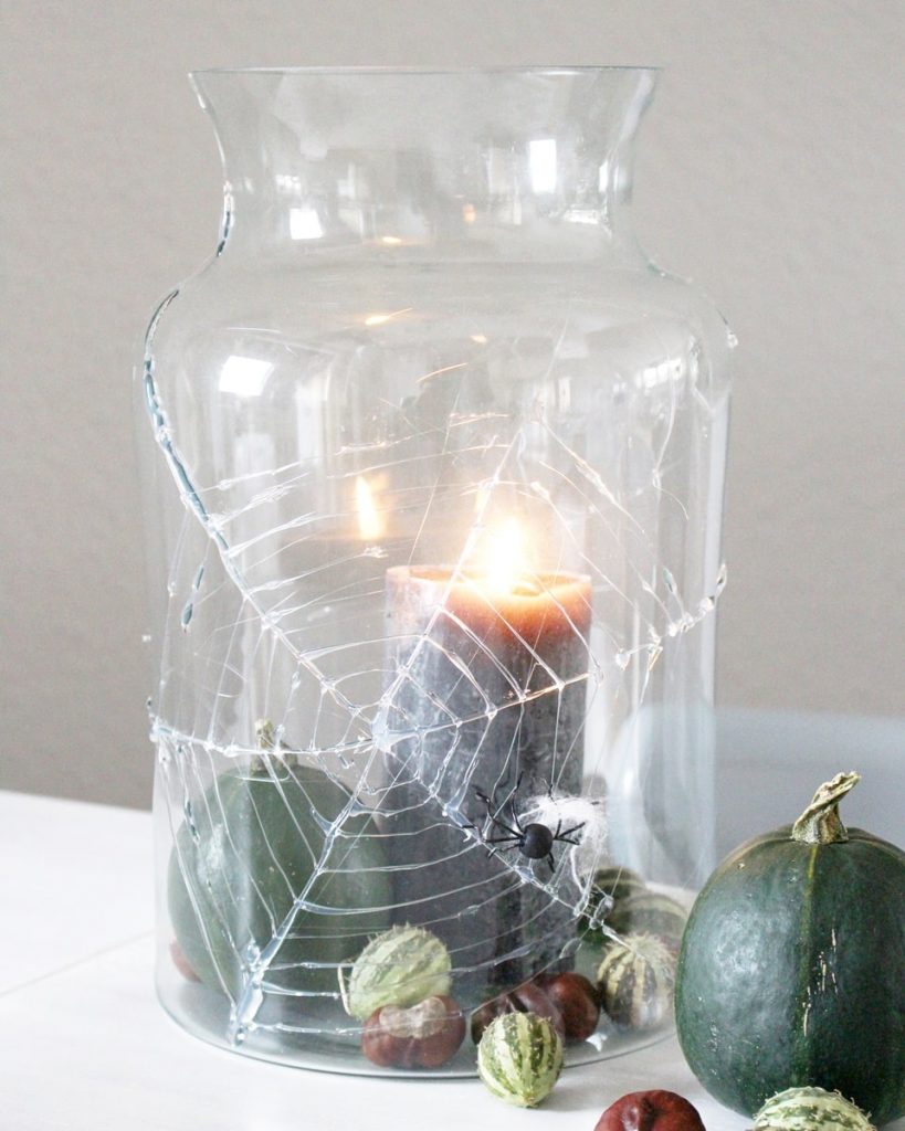 Halloweendeko basteln: Windlicht mit einem Spinnennetz aus Heißkleber | Tinkerhome - Einfache DIYs für Zuhause