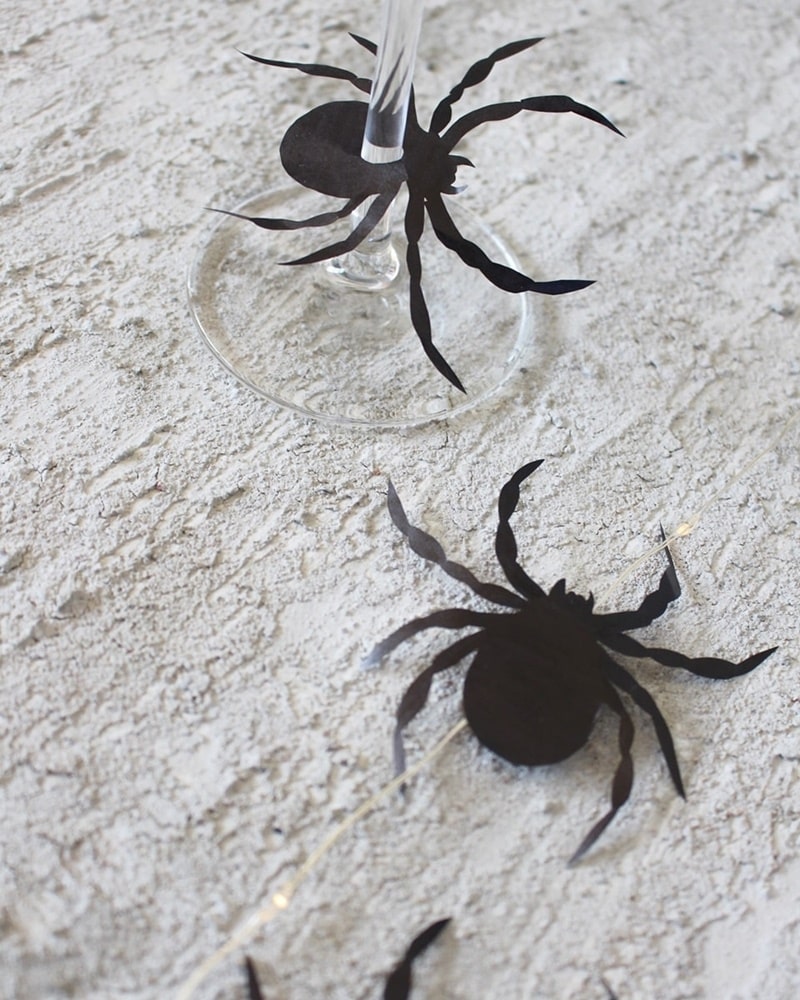 Halloweendeko basteln: DIY Spinnen aus Pappe an einem Sektglas | Tinkerhome - Einfache DIYs für Zuhause