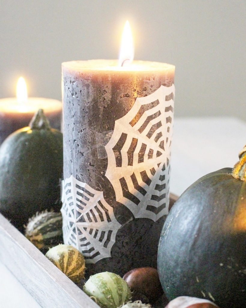 Halloweendeko basteln: DIY Spinnennetz an einer Kerze | Tinkerhome - Einfache DIYs für Zuhause