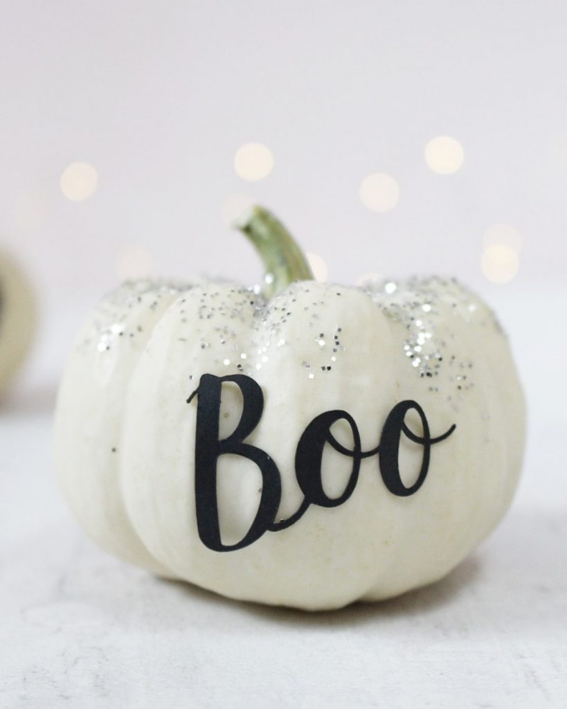 Halloweendeko: Halloweenkürbisse mit Schriftzug | Tinkerhome - Einfache DIYs für Zuhause