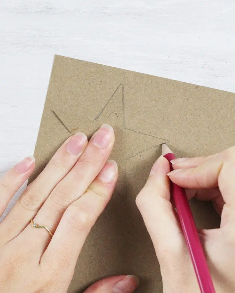 Du möchtest dieses Jahr einen DIY Adventskalender verschenken? Ich habe eine schöne und zugleich praktische Idee für dich! Du kannst einfach 12 Paar Socken mit Kleinigkeiten befüllen. So sparst du dir das Verpackungsmaterial und die kleinen Geschenke sind super schnell verpackt. Zusätzlich habe ich kleine süße Anhänger für die Zahlen gebastelt und etwas Tannengrün an den kleinen Päckchen festgebunden. DIY Adventskalender aus Socken basteln | Tinkerhome - einfache DIYs für Zuhause