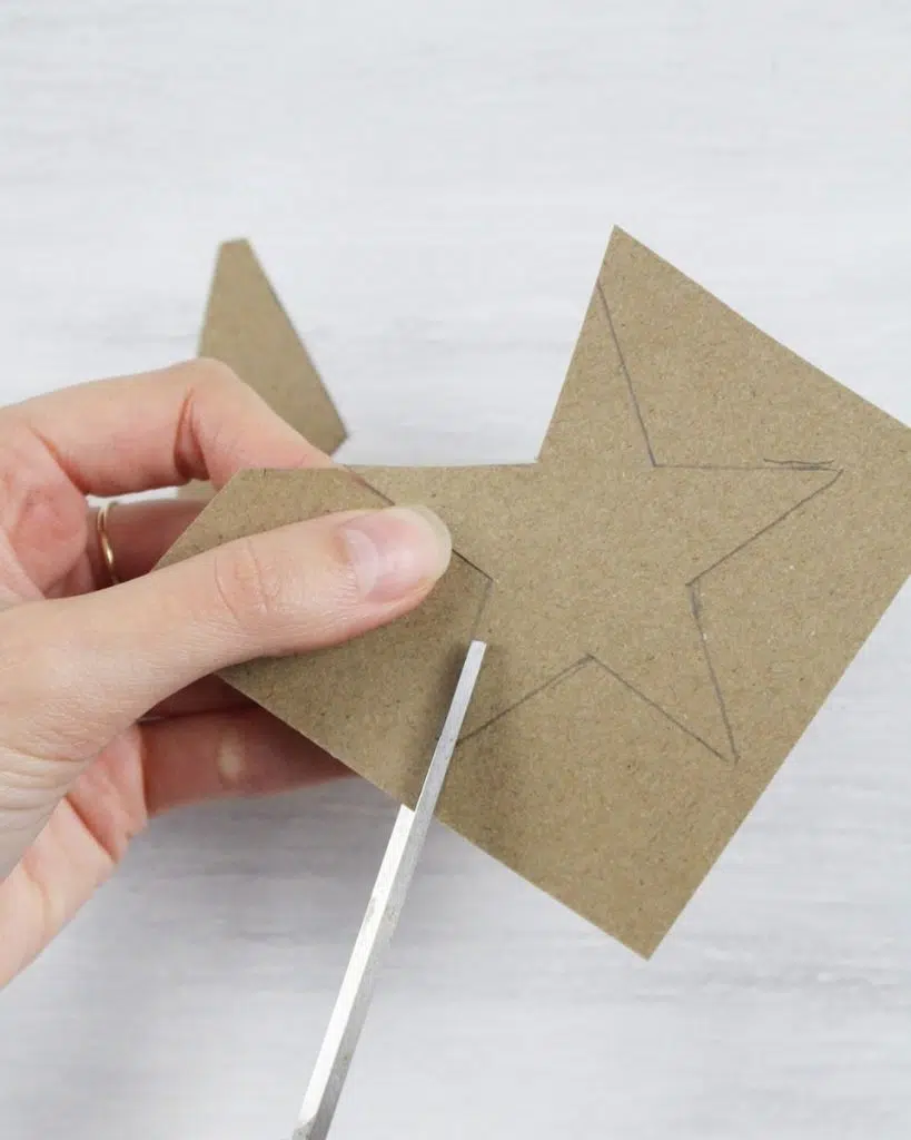 Du möchtest dieses Jahr einen DIY Adventskalender verschenken? Ich habe eine schöne und zugleich praktische Idee für dich! Du kannst einfach 12 Paar Socken mit Kleinigkeiten befüllen. So sparst du dir das Verpackungsmaterial und die kleinen Geschenke sind super schnell verpackt. Zusätzlich habe ich kleine süße Anhänger für die Zahlen gebastelt und etwas Tannengrün an den kleinen Päckchen festgebunden. DIY Adventskalender aus Socken basteln | Tinkerhome - einfache DIYs für Zuhause