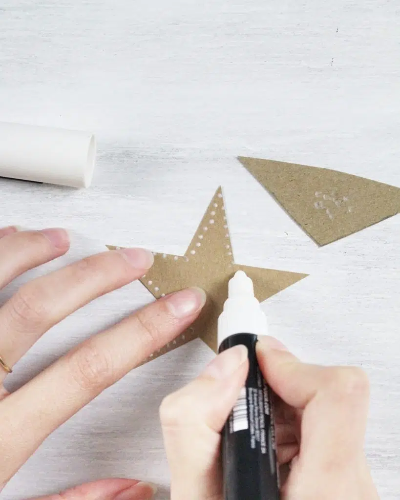 Du möchtest dieses Jahr einen DIY Adventskalender verschenken? Ich habe eine schöne und zugleich praktische Idee für dich! Du kannst einfach 12 Paar Socken mit Kleinigkeiten befüllen. So sparst du dir das Verpackungsmaterial und die kleinen Geschenke sind super schnell verpackt. Zusätzlich habe ich kleine süße Anhänger für die Zahlen gebastelt und etwas Tannengrün an den kleinen Päckchen festgebunden. DIY Adventskalender aus Socken basteln | Tinkerhome - einfache DIYs für Zuhause