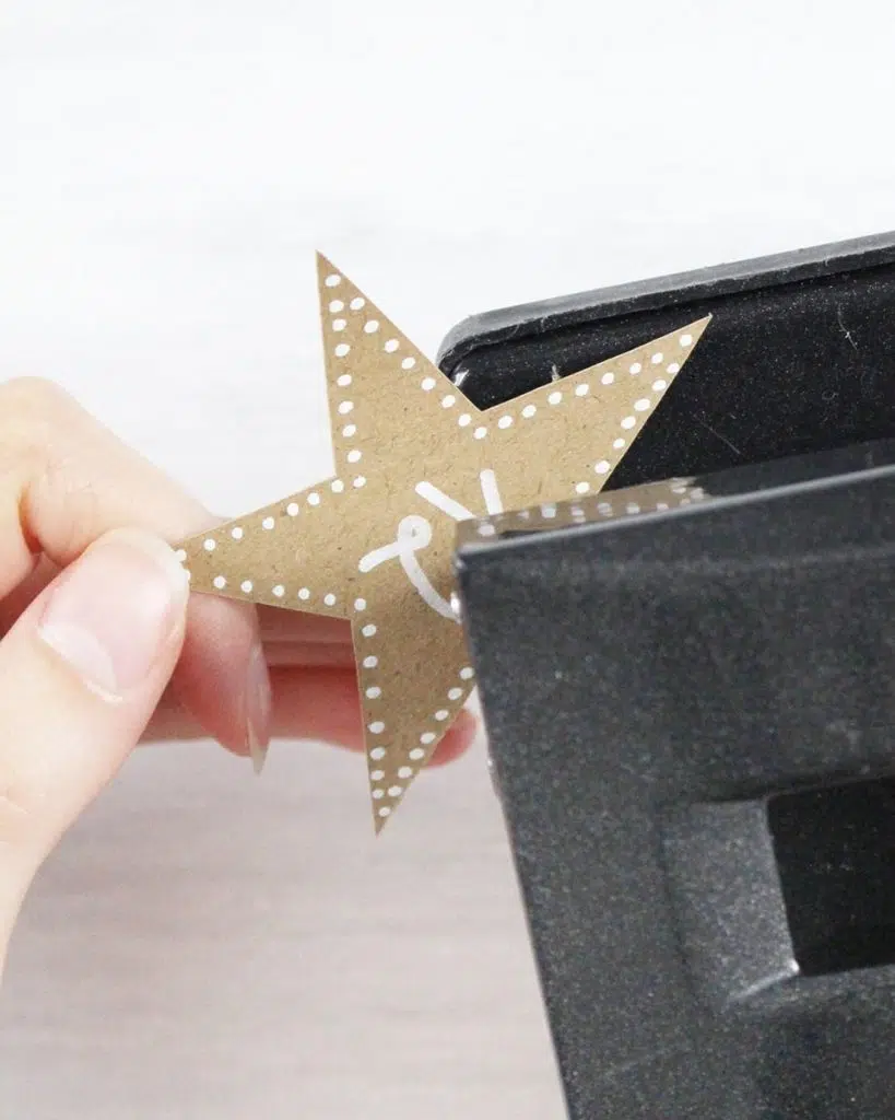 Du möchtest dieses Jahr einen DIY Adventskalender verschenken? Ich habe eine schöne und zugleich praktische Idee für dich! Du kannst einfach 12 Paar Socken mit Kleinigkeiten befüllen. So sparst du dir das Verpackungsmaterial und die kleinen Geschenke sind super schnell verpackt. Zusätzlich habe ich kleine süße Anhänger für die Zahlen gebastelt und etwas Tannengrün an den kleinen Päckchen festgebunden. DIY Adventskalender aus Socken basteln | Tinkerhome - einfache DIYs für Zuhause