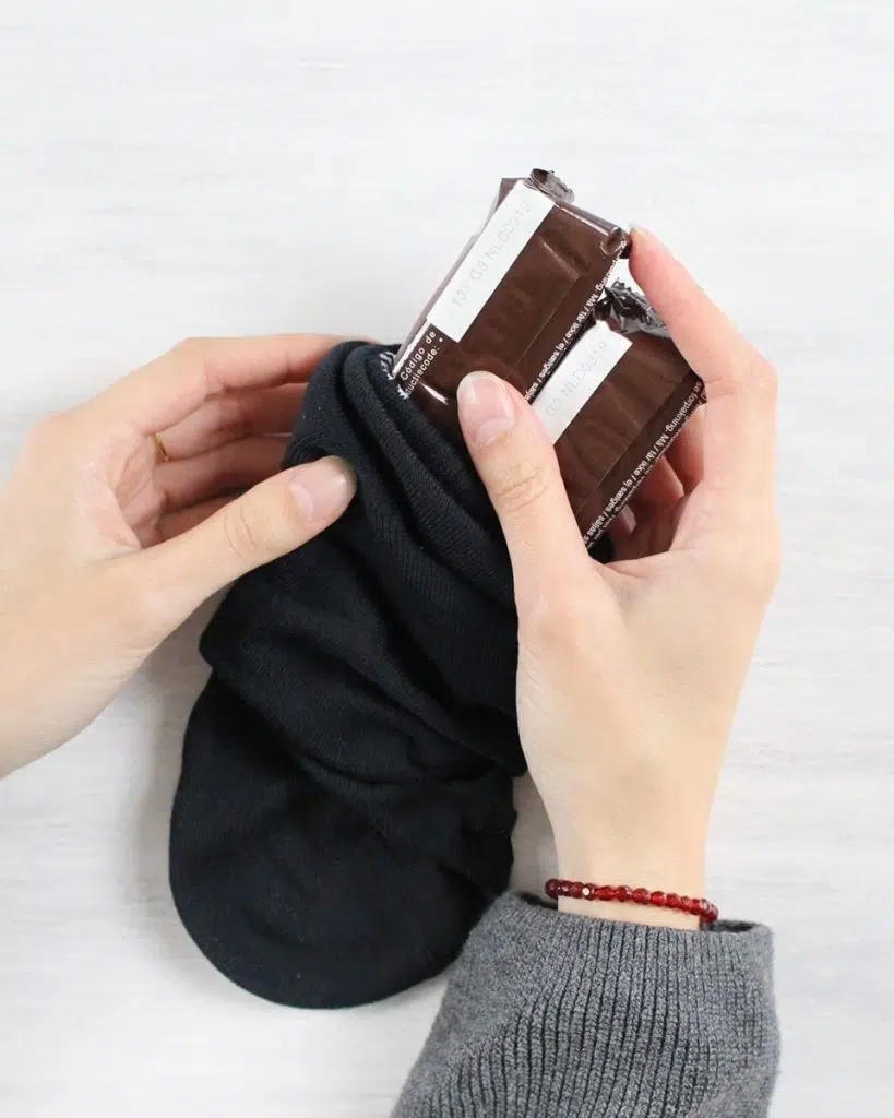 Du möchtest dieses Jahr einen DIY Adventskalender verschenken? Ich habe eine schöne und zugleich praktische Idee für dich! Du kannst einfach 12 Paar Socken mit Kleinigkeiten befüllen. So sparst du dir das Verpackungsmaterial und die kleinen Geschenke sind super schnell verpackt. Zusätzlich habe ich kleine süße Anhänger für die Zahlen gebastelt und etwas Tannengrün an den kleinen Päckchen festgebunden. DIY Adventskalender aus Socken basteln | Tinkerhome - einfache DIYs für Zuhause