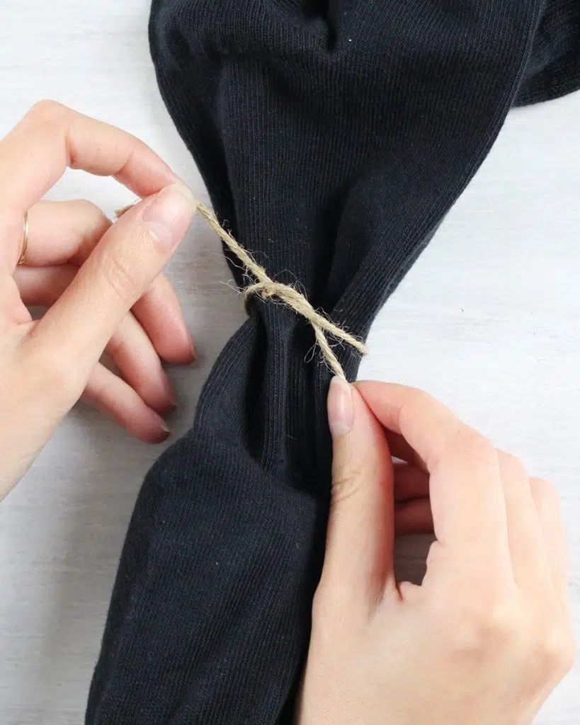 Du möchtest dieses Jahr einen DIY Adventskalender verschenken? Ich habe eine schöne und zugleich praktische Idee für dich! Du kannst einfach 12 Paar Socken mit Kleinigkeiten befüllen. So sparst du dir das Verpackungsmaterial und die kleinen Geschenke sind super schnell verpackt. Zusätzlich habe ich kleine süße Anhänger für die Zahlen gebastelt und etwas Tannengrün an den kleinen Päckchen festgebunden. DIY Adventskalender aus Socken basteln | Tinkerhome - einfache DIYs für Zuhause