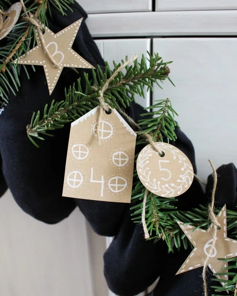 Du möchtest dieses Jahr einen DIY Adventskalender verschenken? Ich habe eine schöne und zugleich praktische Idee für dich! Du kannst einfach 12 Paar Socken mit Kleinigkeiten befüllen. So sparst du dir das Verpackungsmaterial und die kleinen Geschenke sind super schnell verpackt. Zusätzlich habe ich kleine süße Anhänger für die Zahlen gebastelt und etwas Tannengrün an den kleinen Päckchen festgebunden. DIY Adventskalender aus Socken basteln | Tinkerhome - einfache DIYs für Zuhause