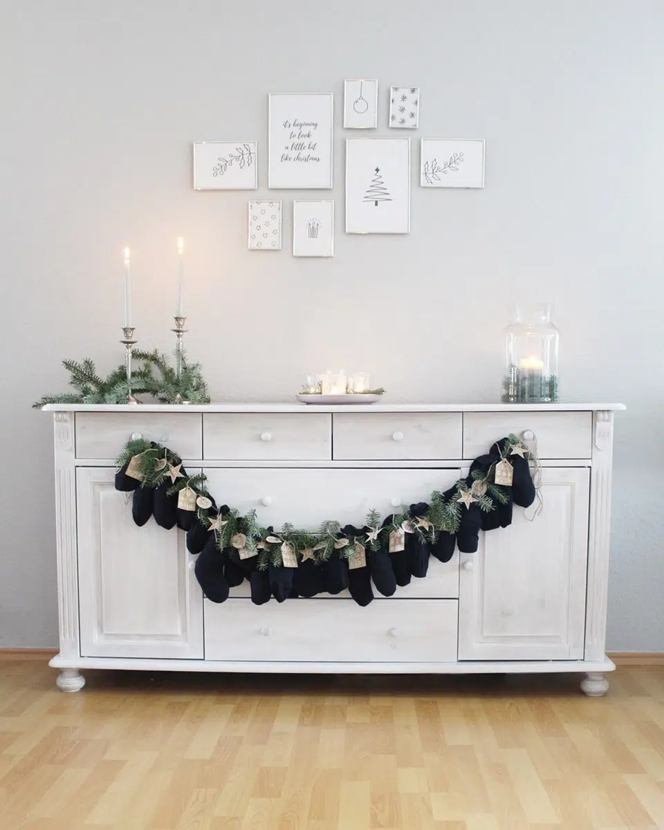 In diesem Jahr rückt das Thema Geld sparen noch mehr in den Vordergrund, als in den letzten Jahren. Ich zeige dir, wie du wunderschöne, aber günstige Upcycling Adventskalender basteln kannst. Dabei geht es in erster Linie um eine nachhaltige und umweltfreundliche Verpackung. Ich habe aber auch eine kleine Sammlung an günstigen Füllideen für den DIY Adventskalender für dich. DIY Adventskalender aus Socken basteln | Tinkerhome - einfache DIYs für Zuhause