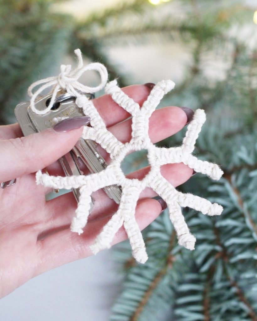 Schlüsselanhänger Schneeflocke aus Makramee knüpfen - DIY Knüpfanleitung | Tinkerhome - Einfache DIYs für Zuhause
