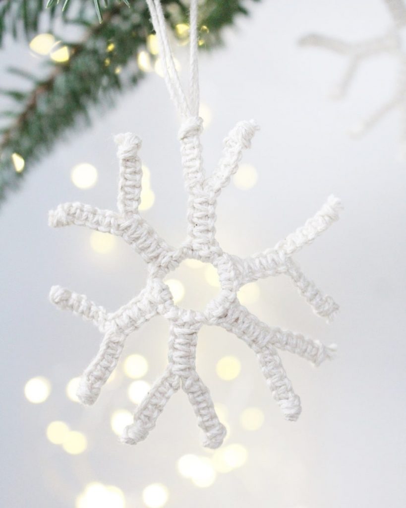 Tannenbaumschmuck: Schneeflocke aus Makramee knüpfen - DIY Knüpfanleitung | Tinkerhome - Einfache DIYs für Zuhause