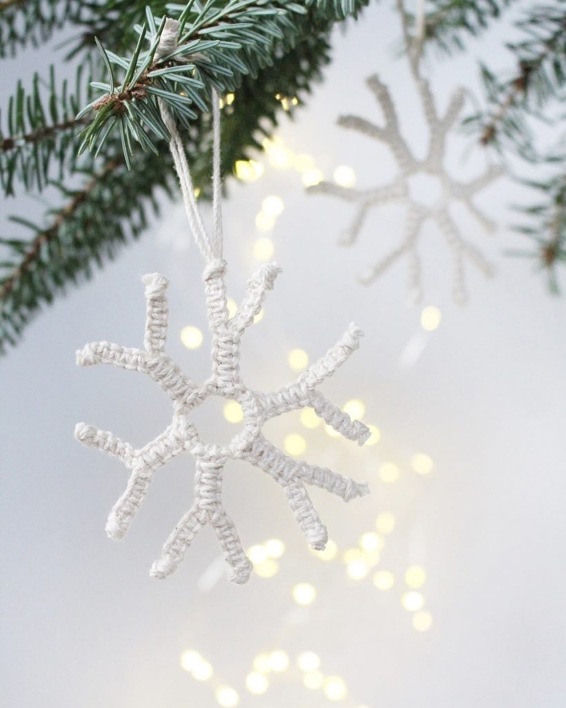 Kleine Schneeflocke aus Makramee knüpfen - DIY Knüpfanleitung - Tannenbaumschmuck | Tinkerhome - Einfache DIYs für Zuhause
