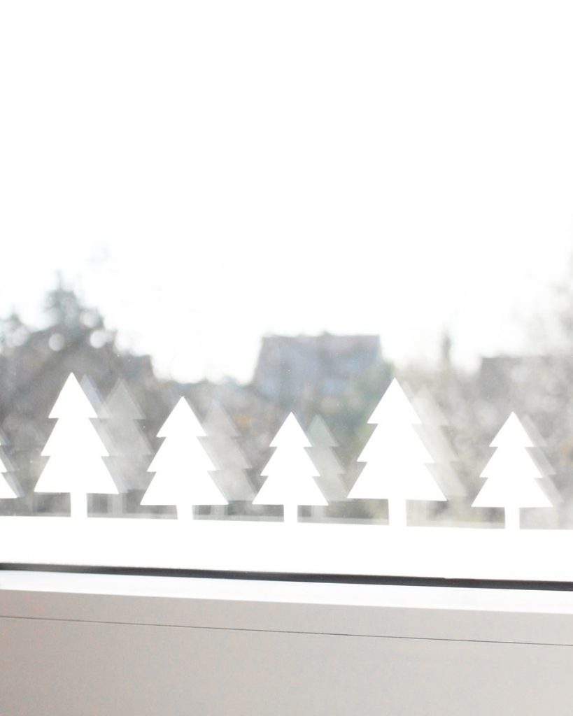 schlichte Weihnachtsdeko: Fensterdeko mit Tannenbäumen inkl. kostenloser Vorlage | Tinkerhome - Einfache DIYs für Zuhause