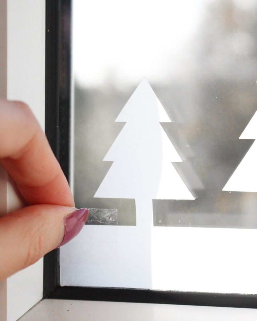 schlichte Weihnachtsdeko: Fensterdeko mit Tannenbäumen inkl. kostenloser Vorlage | Tinkerhome - Einfache DIYs für Zuhause