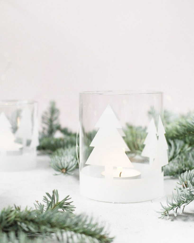 schlichte Weihnachtsdeko: DIY Windlicht mit Tannenbäumen inkl. kostenloser Vorlage | Tinkerhome - Einfache DIYs für Zuhause