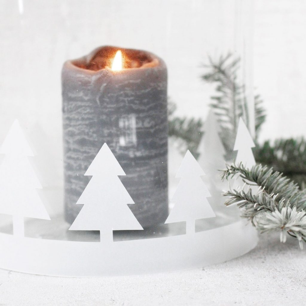 schlichte Weihnachtsdeko: DIY Windlicht mit Tannenbäumen inkl. kostenloser Vorlage | Tinkerhome - Einfache DIYs für Zuhause