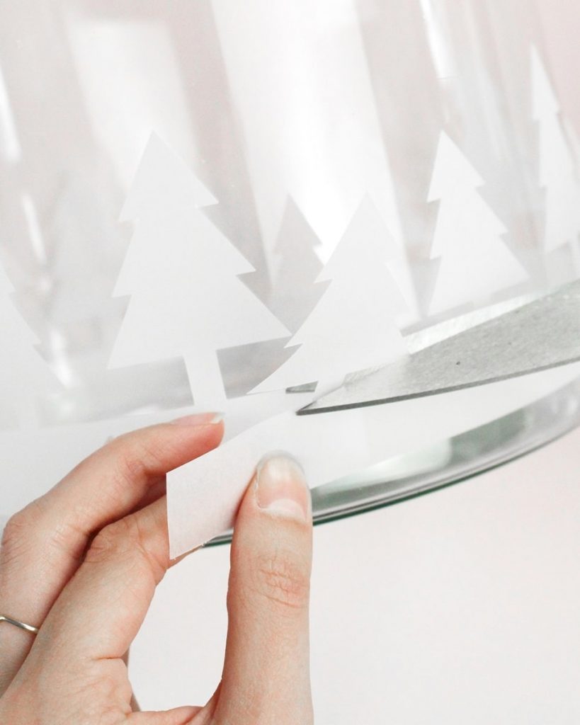 Bastelanleitung für schlichte Weihnachtsdeko: DIY Windlichter mit Tannenbäumen inkl. kostenloser Vorlage | Tinkerhome - Einfache DIYs für Zuhause
