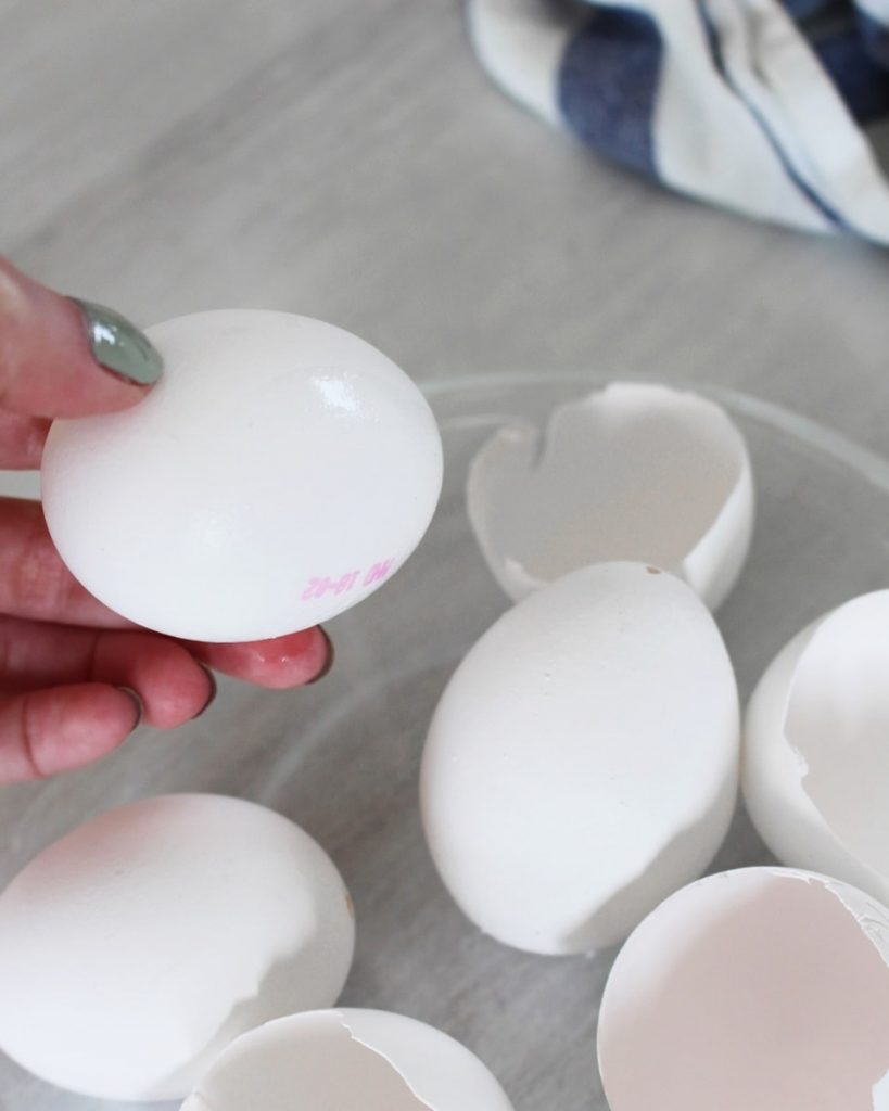 DIY Osterkranz: Pinken Stempel von Eiern entfernen | Tinkerhome: Einfache DIYs für dein Zuhause
