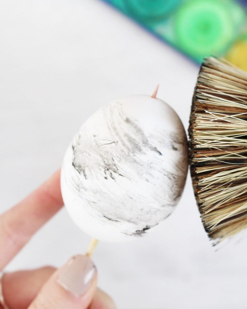 Osterdeko: Ostereier mit Wasserfarben bemalen - moderne Pinselstriche | Tinkerhome - Einfache DIYs für dein Zuhause
