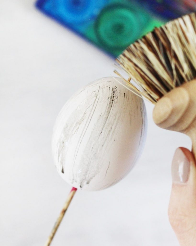Osterdeko: Ostereier mit Wasserfarben bemalen - moderne Pinselstriche | Tinkerhome - Einfache DIYs für dein Zuhause
