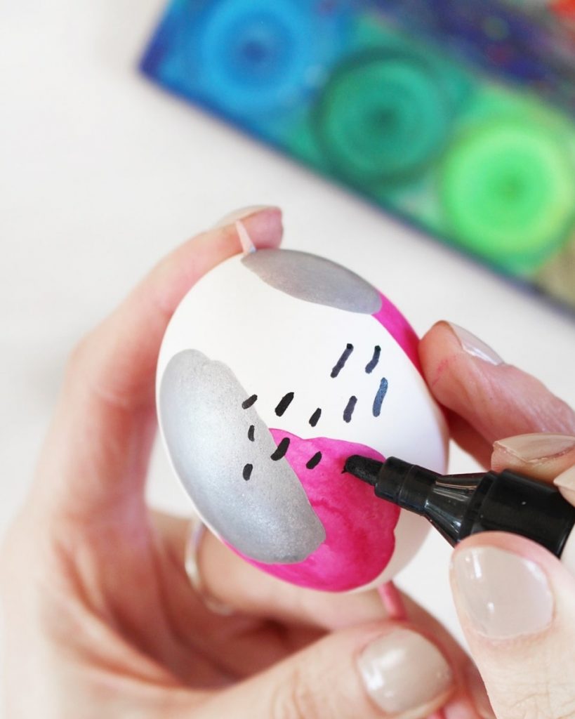 Osterdeko: Ostereier mit Wasserfarben bemalen - moderne Muster | Tinkerhome - Einfache DIYs für dein Zuhause