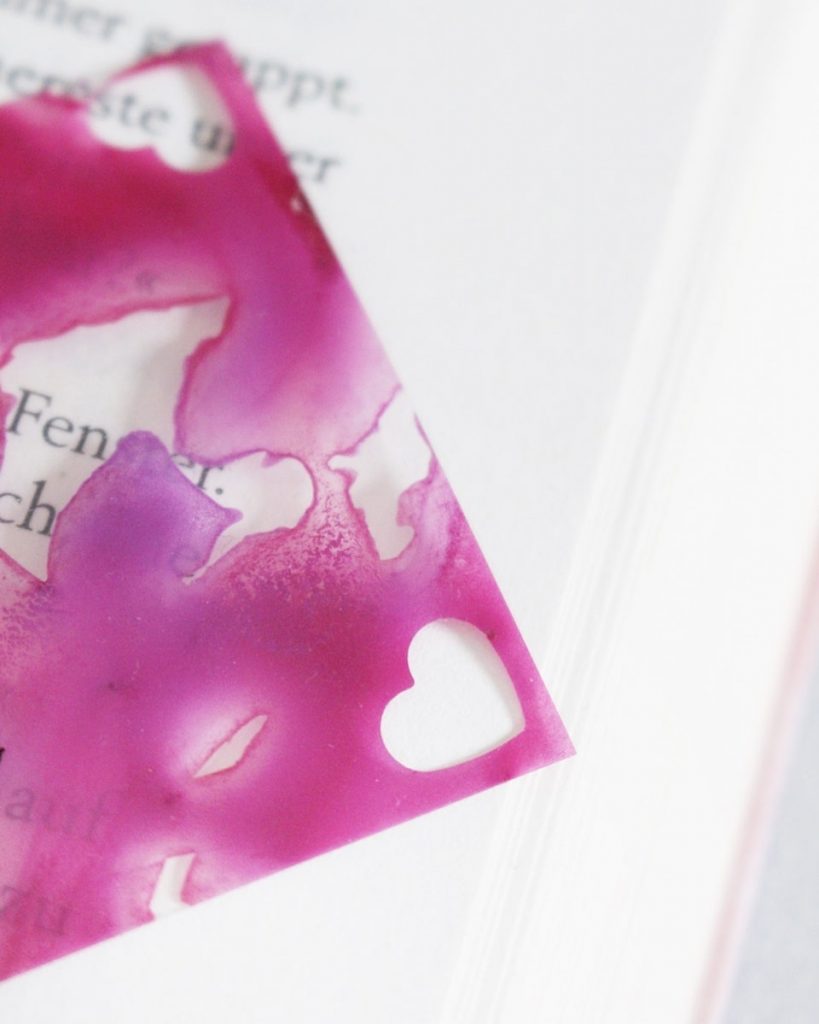 Geschenke zum Muttertag und Vatertag : DIY Lesezeichen mit Wasserfarben basteln | Tinkerhome - Einfache DIYs für dein Zuhause