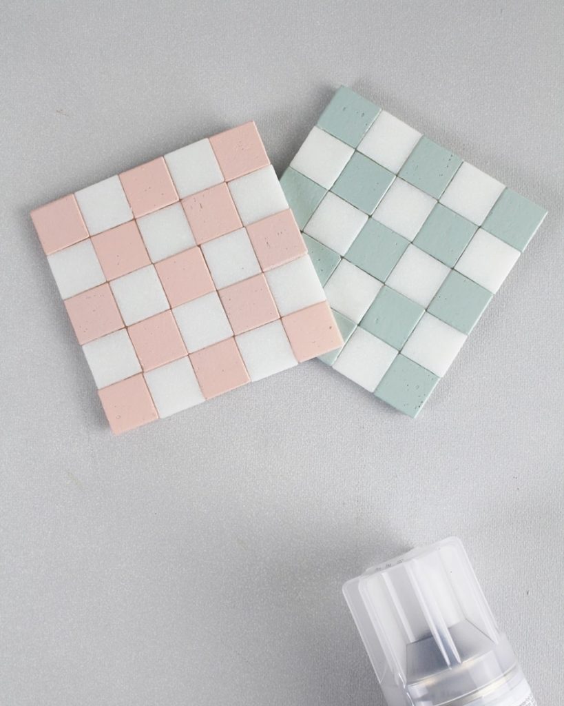 DIY Getränkeuntersetzer im Schachbrettmuster aus Mosaikfliesen basteln | Tinkerhome - Einfache DIYs für Zuhause