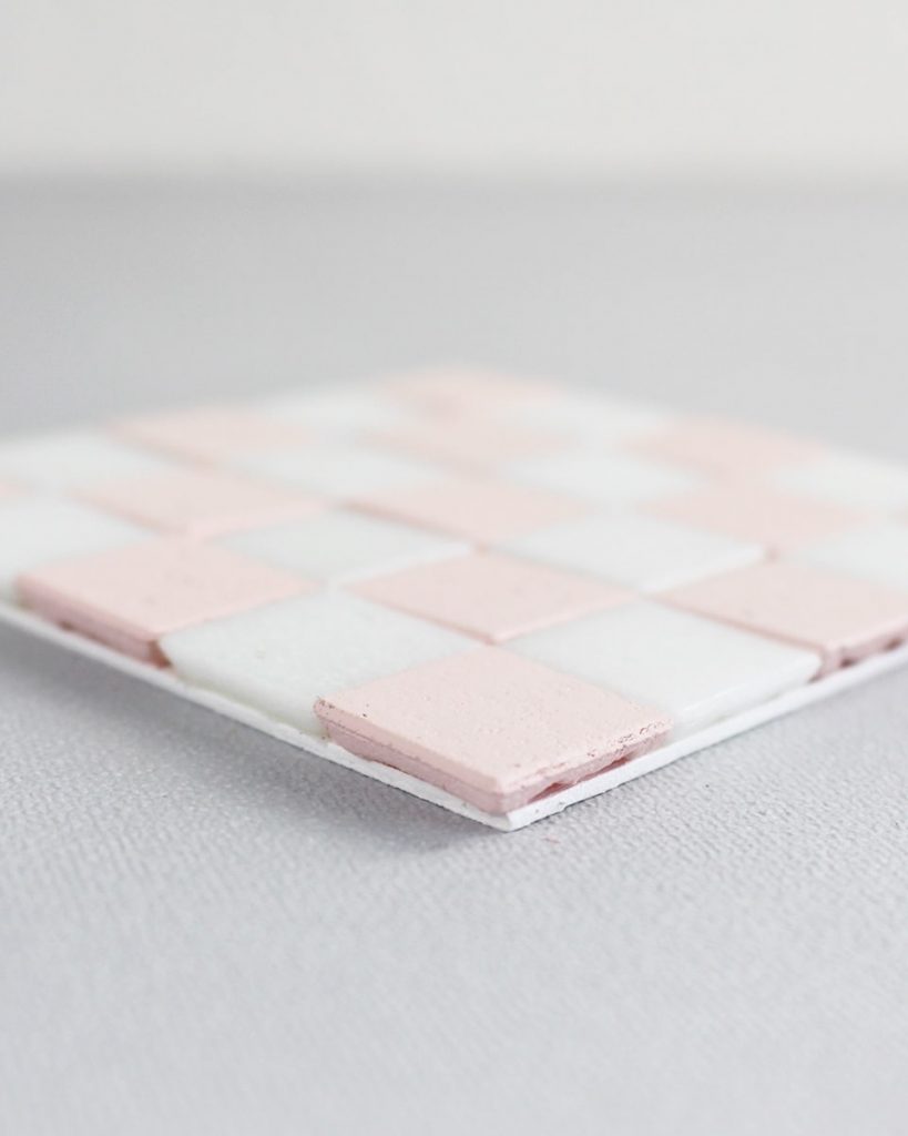 DIY Getränkeuntersetzer im Schachbrettmuster aus Mosaikfliesen basteln | Tinkerhome - Einfache DIYs für Zuhause