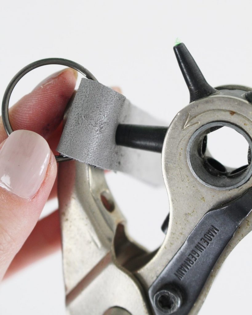 DIY Schlüsselanhänger aus Leder basteln | Tinkerhome -Einfache DIYs für Zuhause