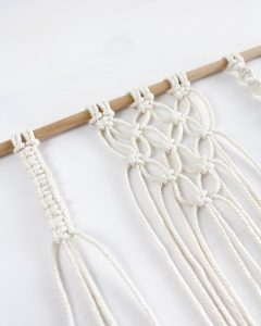 Der Makrameetrend hält nun schon einige Zeit an und scheint auch nicht abzuflachen. Ich selbst bin dieser Knüpftechnik bereits seit über 4 Jahren verfallen. Angefangen habe ich mit kleinen Wandbehängen. Dafür habe ich einfache Stöcke und Wollreste verwendet. Mittlerweile habe ich schon die unterschiedlichsten Projekte umgesetzt und habe eine große Sammlung an verschiedensten Makrameegarnen. Für meine Makrameeprojekte habe ich einige Makramee Knoten gelernt. Diese habe ich mir auf den unterschiedlichsten Seiten zusammengesucht. Damit du es einfacher hast, zeige ich dir hier die wichtigsten Grundknoten. Makramee für Anfänger - Anleitung Grundknoten - makramee anleitung kreuzknoten 2