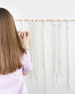 Der Makrameetrend hält nun schon einige Zeit an und scheint auch nicht abzuflachen. Ich selbst bin dieser Knüpftechnik bereits seit über 4 Jahren verfallen. Angefangen habe ich mit kleinen Wandbehängen. Dafür habe ich einfache Stöcke und Wollreste verwendet. Mittlerweile habe ich schon die unterschiedlichsten Projekte umgesetzt und habe eine große Sammlung an verschiedensten Makrameegarnen. Für meine Makrameeprojekte habe ich einige Makramee Knoten gelernt. Diese habe ich mir auf den unterschiedlichsten Seiten zusammengesucht. Damit du es einfacher hast, zeige ich dir hier die wichtigsten Grundknoten. Makramee für Anfänger - Anleitung Makramee Knoten | Tinkerhome - Einfache DIYs für Zuhause