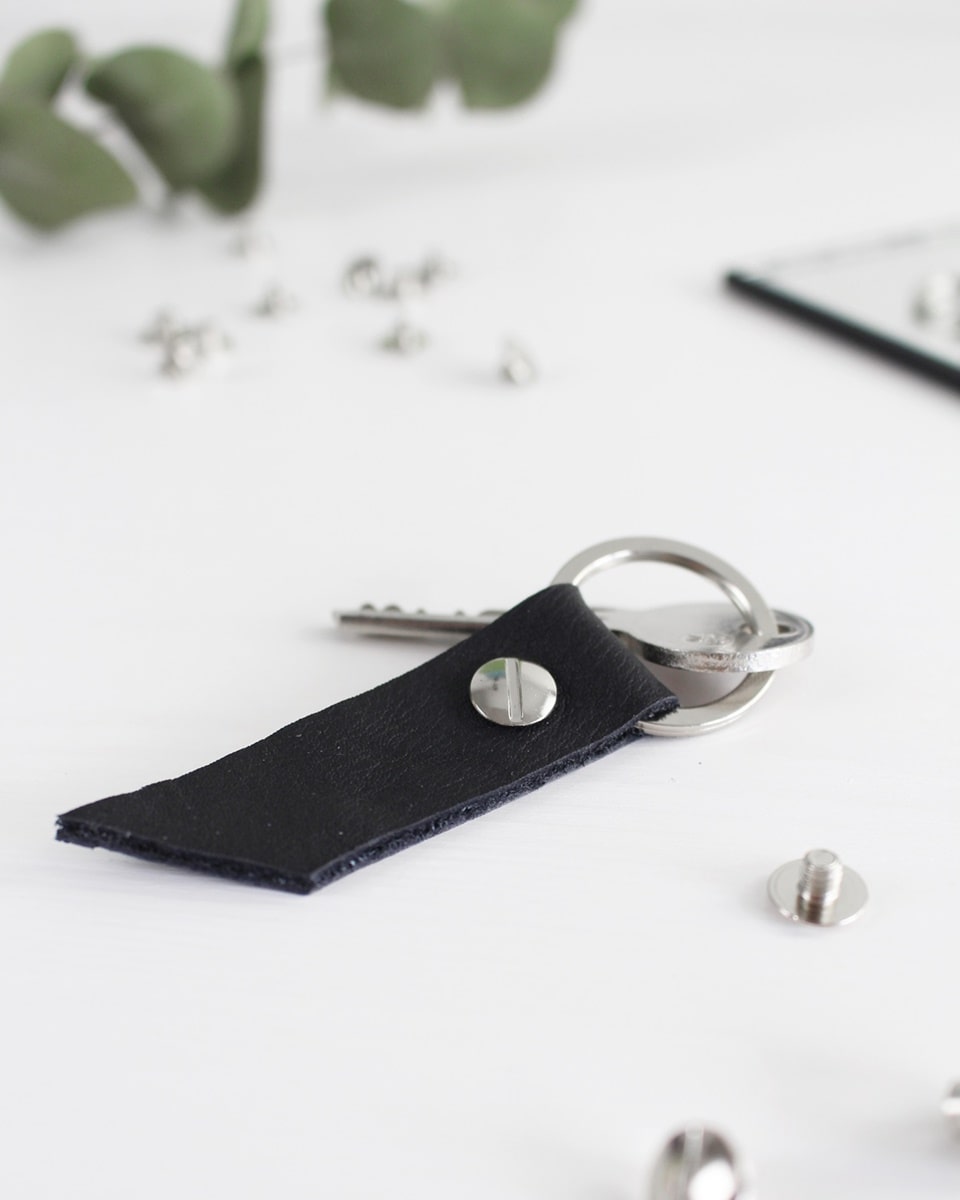 Schlichte DIY Schlüsselanhänger aus Leder – Vatertagsgeschenk