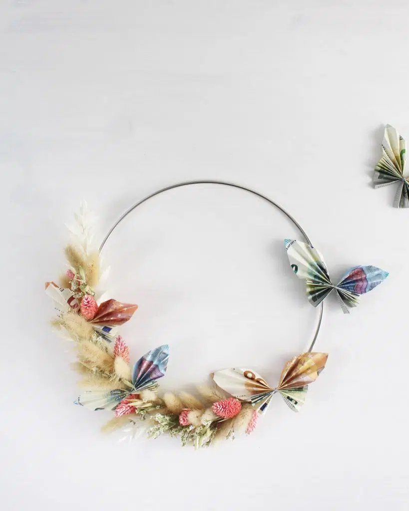 Geld verschenken - Manche finden es praktisch, andere doof. Mich findet man da irgendwo in der Mitte. Das Praktische daran ist natürlich, dass man nicht auf die Geschenksuche gehen muss. Aber einen einfachen Umschlag mit Geld verschenke ich eher ungerne. Deswegen falte ich Geldscheine gerne und bastle dann dazu passend eine Kleinigkeit. Wie du die Geldscheine falten und verschenken kannst, möchte ich dir nun zeigen. Geldgeschenke - Geldscheine falten: 6 einfache Anleitungen - geldscheine falten schmetterling 19