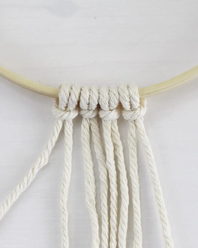 Makramee ist einfach für jedes Zimmer geeignet. Durch verschiedene Formen und Farben passt Makramee sich in die unterschiedlichsten Einrichtungen an. Makramee Kinderzimmer Deko kann bspw. in zarten Naturtönen oder auch in knallig bunten Farben gebastelt werden. In diesem Blogbeitrag zeige ich dir verschiedene Makrameeelemente, die du nach Belieben zusammen verwenden kannst. Weiter unten findest du außerdem weitere Inspirationen für DIY Geschenke zur Geburt. Viel Spaß beim Stöbern! Makramee Kinderzimmer Deko - verschiedene Kombinationsmöglichkeiten - anleitung makramee ring kinderzimmer 44