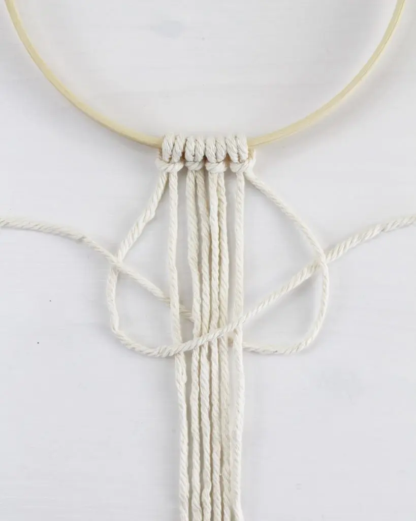 Makramee ist einfach für jedes Zimmer geeignet. Durch verschiedene Formen und Farben passt Makramee sich in die unterschiedlichsten Einrichtungen an. Makramee Kinderzimmer Deko kann bspw. in zarten Naturtönen oder auch in knallig bunten Farben gebastelt werden. In diesem Blogbeitrag zeige ich dir verschiedene Makrameeelemente, die du nach Belieben zusammen verwenden kannst. Weiter unten findest du außerdem weitere Inspirationen für DIY Geschenke zur Geburt. Viel Spaß beim Stöbern! Makramee Kinderzimmer Deko - verschiedene Kombinationsmöglichkeiten - anleitung makramee ring kinderzimmer 45