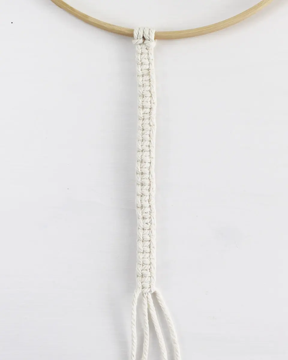 Makramee ist einfach für jedes Zimmer geeignet. Durch verschiedene Formen und Farben passt Makramee sich in die unterschiedlichsten Einrichtungen an. Makramee Kinderzimmer Deko kann bspw. in zarten Naturtönen oder auch in knallig bunten Farben gebastelt werden. In diesem Blogbeitrag zeige ich dir verschiedene Makrameeelemente, die du nach Belieben zusammen verwenden kannst. Weiter unten findest du außerdem weitere Inspirationen für DIY Geschenke zur Geburt. Viel Spaß beim Stöbern! Makramee Kinderzimmer Deko - verschiedene Kombinationsmöglichkeiten - anleitung makramee ring kinderzimmer kreuzknoten