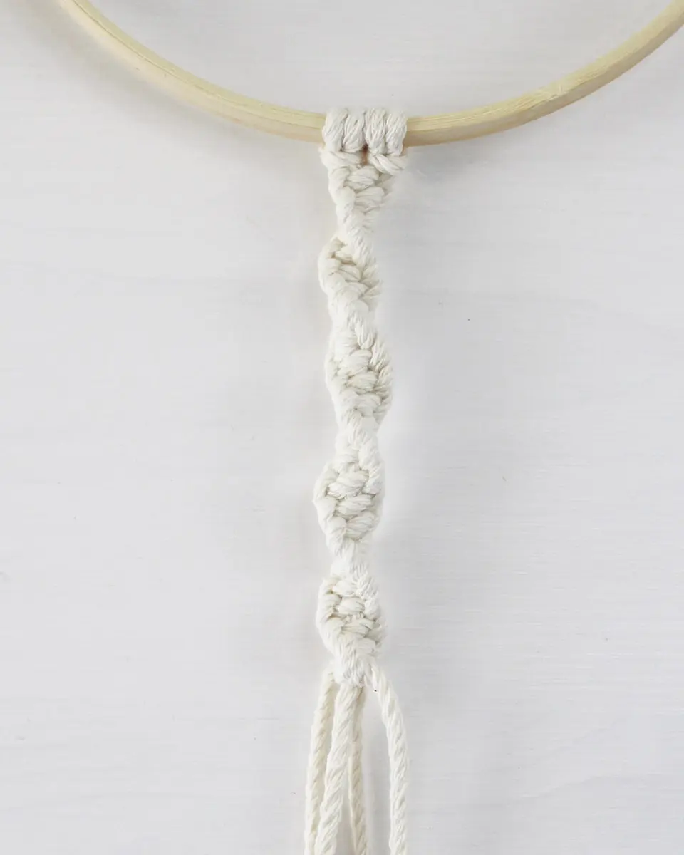 Makramee ist einfach für jedes Zimmer geeignet. Durch verschiedene Formen und Farben passt Makramee sich in die unterschiedlichsten Einrichtungen an. Makramee Kinderzimmer Deko kann bspw. in zarten Naturtönen oder auch in knallig bunten Farben gebastelt werden. In diesem Blogbeitrag zeige ich dir verschiedene Makrameeelemente, die du nach Belieben zusammen verwenden kannst. Weiter unten findest du außerdem weitere Inspirationen für DIY Geschenke zur Geburt. Viel Spaß beim Stöbern! Makramee Kinderzimmer Deko - verschiedene Kombinationsmöglichkeiten - anleitung makramee ring kinderzimmer spiralknoten 1