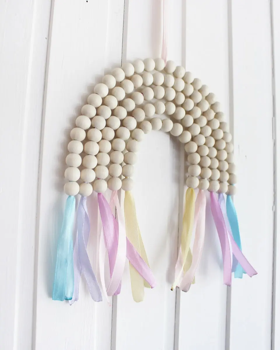 Na hat dich das DIY Regenbogen Fieber auch schon gepackt? Regenbögen in allen möglichen Variationen sieht man überall, egal ob als Kinderzimmerdeko oder als Geschenk (z.B. zur Geburt). Vor einiger Zeit habe ich bereits einen Makramee Regenbogen gebastelt und habe nun weitere Ideen umgesetzt, welche ich dir nun zeigen möchte. DIY Regenbogen - 3 Ideen - bunter diy regenbogen holzperlen 24