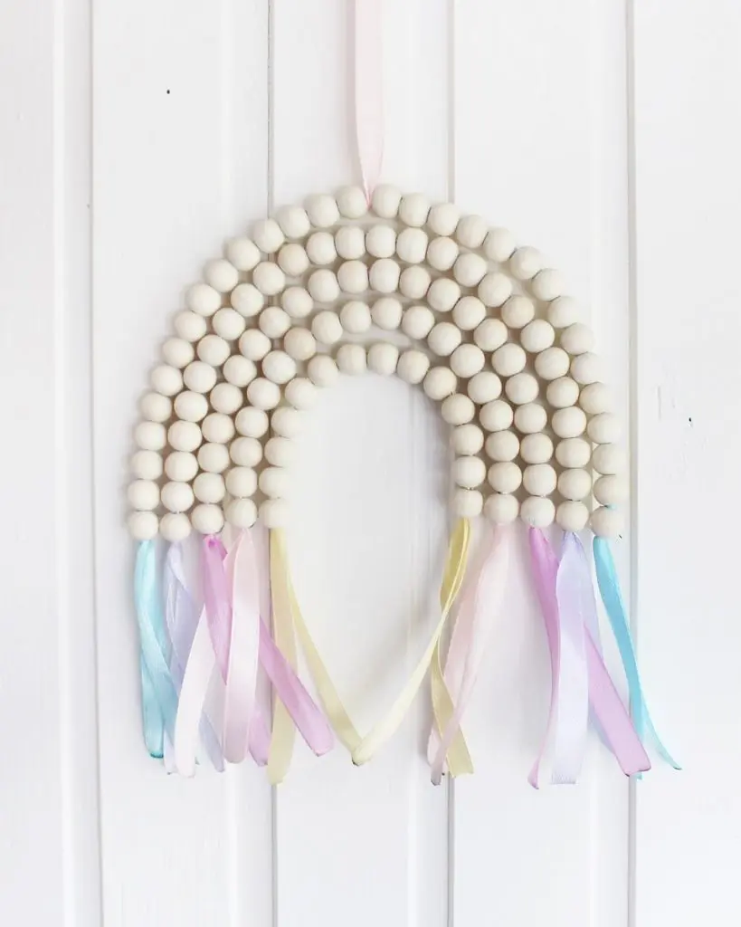 Ob für Tassen, Tee- oder Kaffeekannen oder einfach als Dekorationselement - Diese DIY Holzperlen Untersetzer kannst du ganz einfach nachbasteln. Erschreck dich bitte nicht. Meine Anleitung besteht aus vielen Einzelschritten, da ich wirklich jeden kleinen Schritt festhalten wollte, damit du meine DIY Holzperlen Untersetzer ohne Probleme basteln kannst. Bunter DIY Regenbogen aus Holzperlen | Tinkerhome - Einfache DIYs für dein Zuhause