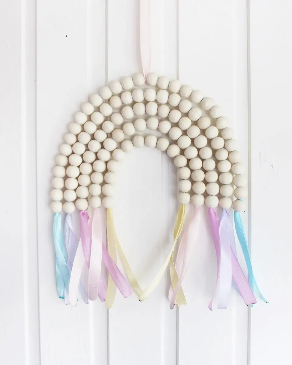 Na hat dich das DIY Regenbogen Fieber auch schon gepackt? Regenbögen in allen möglichen Variationen sieht man überall, egal ob als Kinderzimmerdeko oder als Geschenk (z.B. zur Geburt). Vor einiger Zeit habe ich bereits einen Makramee Regenbogen gebastelt und habe nun weitere Ideen umgesetzt, welche ich dir nun zeigen möchte. DIY Regenbogen - 3 Ideen - bunter diy regenbogen holzperlen 25