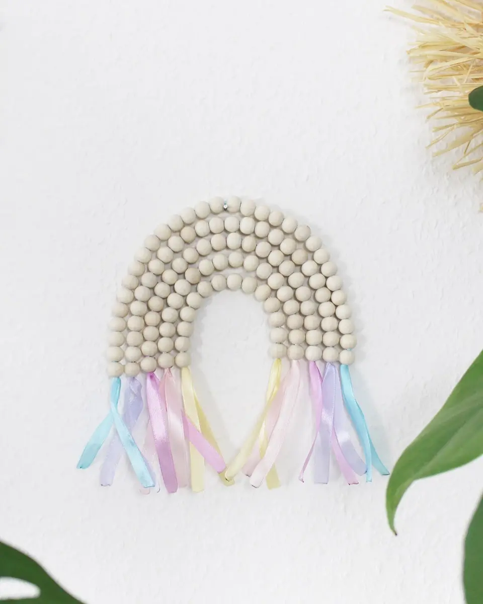 Na hat dich das DIY Regenbogen Fieber auch schon gepackt? Regenbögen in allen möglichen Variationen sieht man überall, egal ob als Kinderzimmerdeko oder als Geschenk (z.B. zur Geburt). Vor einiger Zeit habe ich bereits einen Makramee Regenbogen gebastelt und habe nun weitere Ideen umgesetzt, welche ich dir nun zeigen möchte. DIY Regenbogen - 3 Ideen - bunter diy regenbogen holzperlen 26