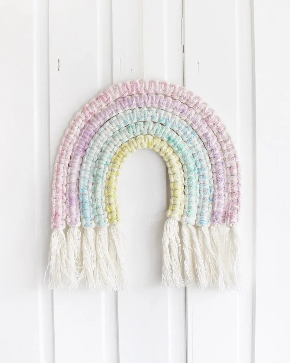 Na hat dich das DIY Regenbogen Fieber auch schon gepackt? Regenbögen in allen möglichen Variationen sieht man überall, egal ob als Kinderzimmerdeko oder als Geschenk (z.B. zur Geburt). Vor einiger Zeit habe ich bereits einen Makramee Regenbogen gebastelt und habe nun weitere Ideen umgesetzt, welche ich dir nun zeigen möchte. DIY Regenbogen - 3 Ideen - diy makramee regenbogen