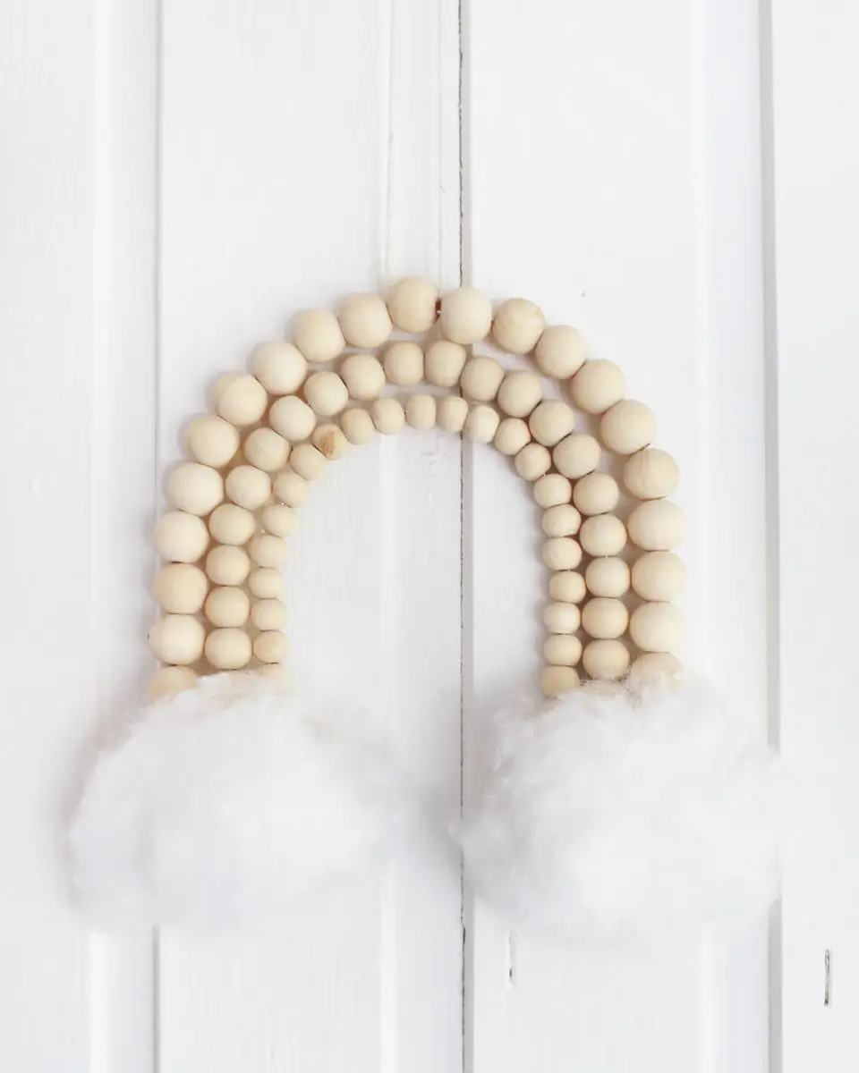 Na hat dich das DIY Regenbogen Fieber auch schon gepackt? Regenbögen in allen möglichen Variationen sieht man überall, egal ob als Kinderzimmerdeko oder als Geschenk (z.B. zur Geburt). Vor einiger Zeit habe ich bereits einen Makramee Regenbogen gebastelt und habe nun weitere Ideen umgesetzt, welche ich dir nun zeigen möchte. DIY Regenbogen - 3 Ideen - diy regenbogenholzperlen 22