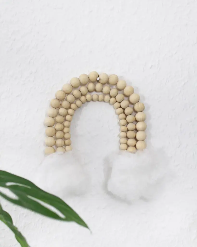 Ob für Tassen, Tee- oder Kaffeekannen oder einfach als Dekorationselement - Diese DIY Holzperlen Untersetzer kannst du ganz einfach nachbasteln. Erschreck dich bitte nicht. Meine Anleitung besteht aus vielen Einzelschritten, da ich wirklich jeden kleinen Schritt festhalten wollte, damit du meine DIY Holzperlen Untersetzer ohne Probleme basteln kannst. DIY Regenbogen aus Holzperlen und Watte | Tinkerhome - Einfache DIYs für dein Zuhause