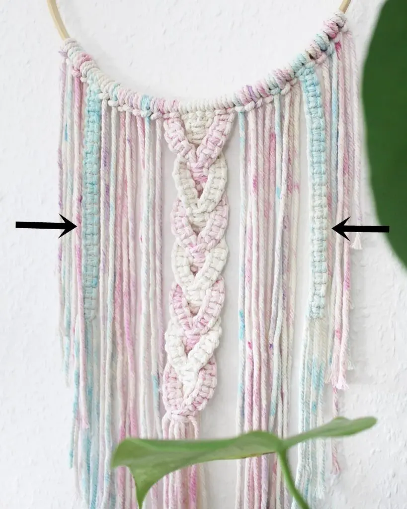 Makramee ist einfach für jedes Zimmer geeignet. Durch verschiedene Formen und Farben passt Makramee sich in die unterschiedlichsten Einrichtungen an. Makramee Kinderzimmer Deko kann bspw. in zarten Naturtönen oder auch in knallig bunten Farben gebastelt werden. In diesem Blogbeitrag zeige ich dir verschiedene Makrameeelemente, die du nach Belieben zusammen verwenden kannst. Weiter unten findest du außerdem weitere Inspirationen für DIY Geschenke zur Geburt. Viel Spaß beim Stöbern! Bunte Makramee Kinderzimmer Deko | Tinkerhome - Einfache DIYs für Zuhause