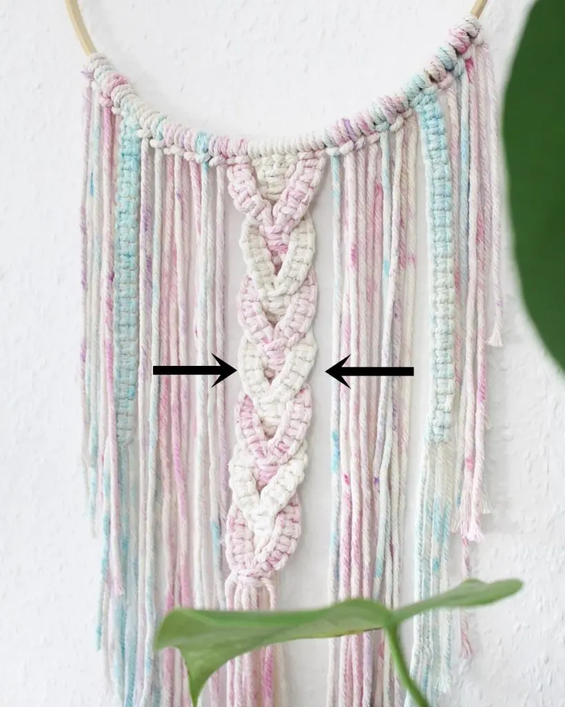 Makramee ist einfach für jedes Zimmer geeignet. Durch verschiedene Formen und Farben passt Makramee sich in die unterschiedlichsten Einrichtungen an. Makramee Kinderzimmer Deko kann bspw. in zarten Naturtönen oder auch in knallig bunten Farben gebastelt werden. In diesem Blogbeitrag zeige ich dir verschiedene Makrameeelemente, die du nach Belieben zusammen verwenden kannst. Weiter unten findest du außerdem weitere Inspirationen für DIY Geschenke zur Geburt. Viel Spaß beim Stöbern! Makramee Kinderzimmer Deko - verschiedene Kombinationsmöglichkeiten - makramee ring kinderzimmer 14